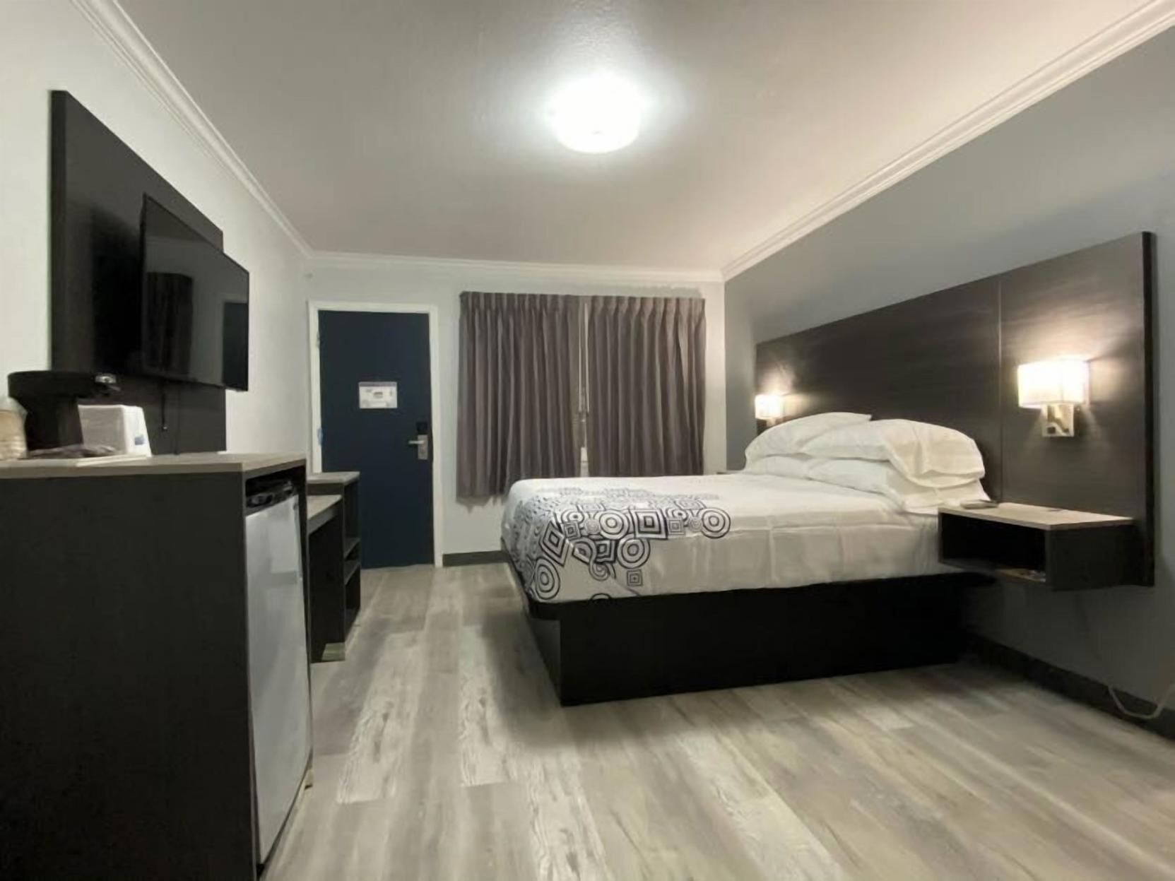 Blackout drapes, soundproofing, free WiFi, bed sheets