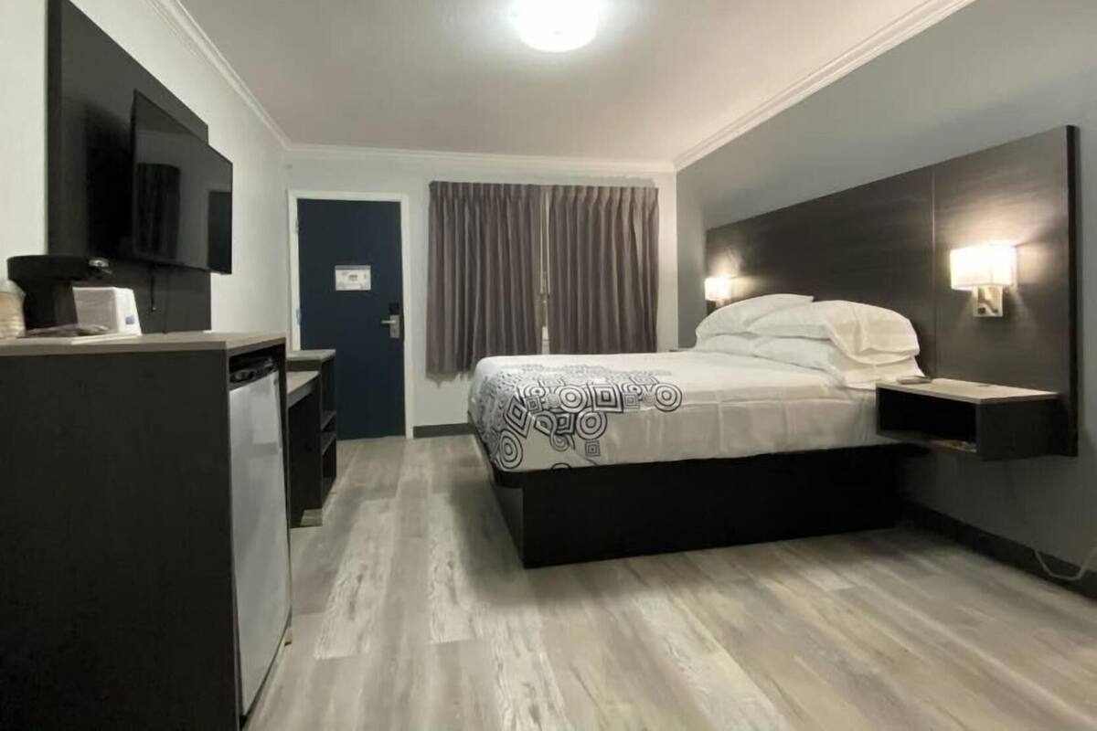 Blackout drapes, soundproofing, free WiFi, bed sheets