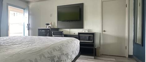 Room, 1 King Bed, Accessible, Non Smoking | Blackout drapes, soundproofing, free WiFi, bed sheets