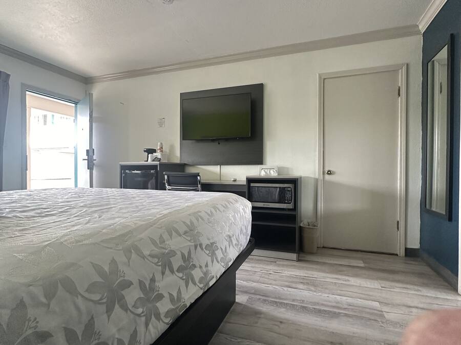 Quarto, 1 cama King, acessível, para não fumantes | Cortinas blackout, quartos à prova de som, Wi-Fi de cortesia