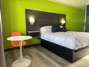 Room, 1 Queen Bed, Non Smoking | Blackout drapes, soundproofing, free WiFi, bed sheets - Signature Inn Winnemucca (Winnemucca)