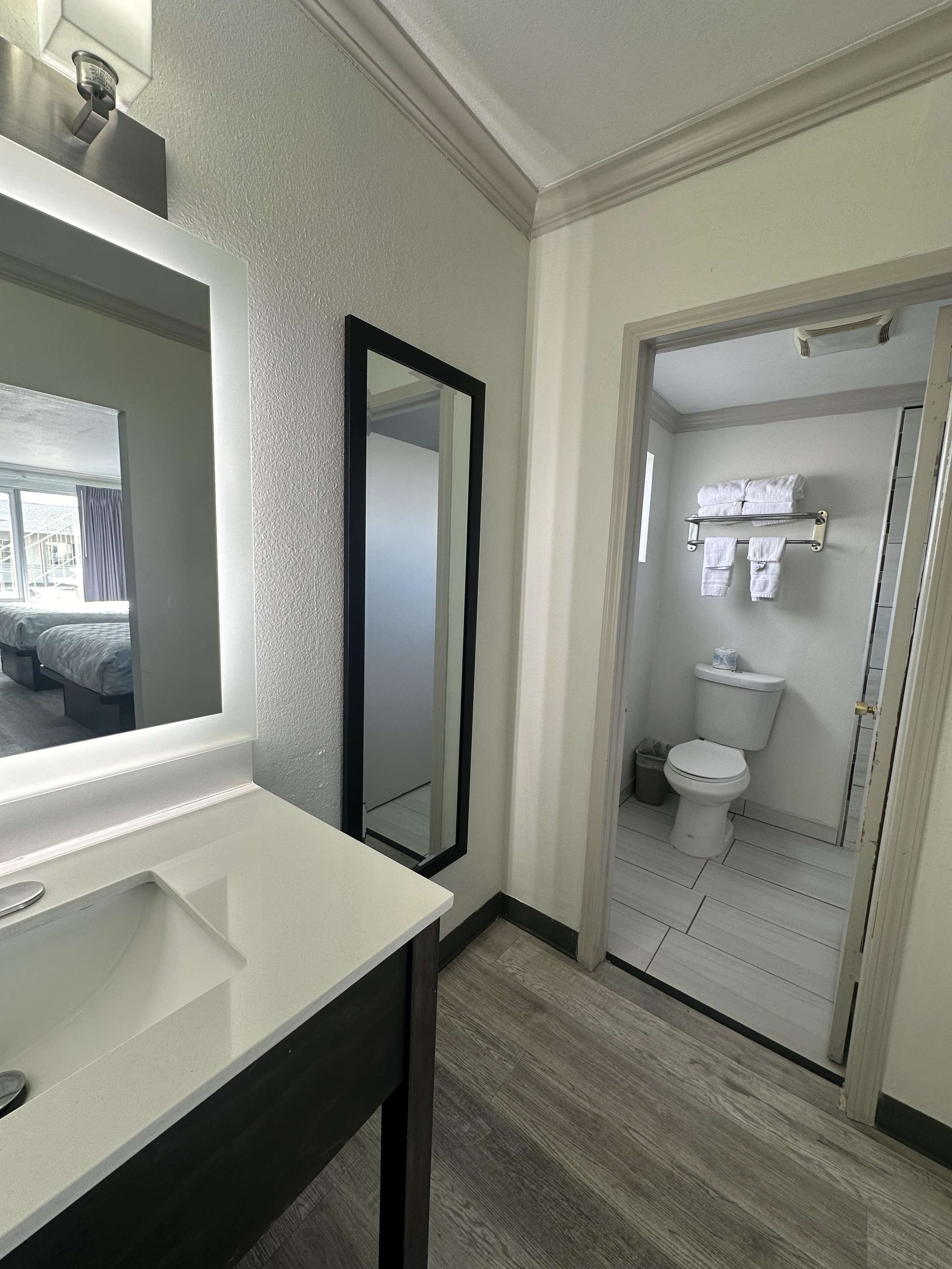 Habitación, 2 camas de matrimonio, no fumadores | Baño | Ducha y bañera combinadas y toallas