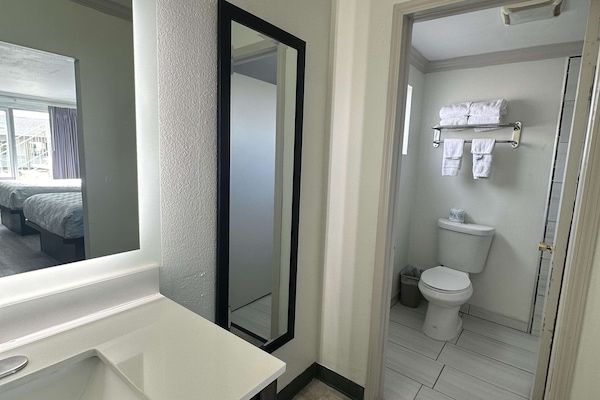 Room, 2 Queen Beds, Non Smoking | Bathroom | Combined shower/tub, towels