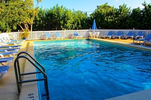 Piscine extérieure, piscine chauffée, parasols de plage, chaises longues