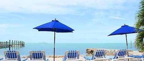 私人海灘、躺椅、太陽傘、沙灘巾