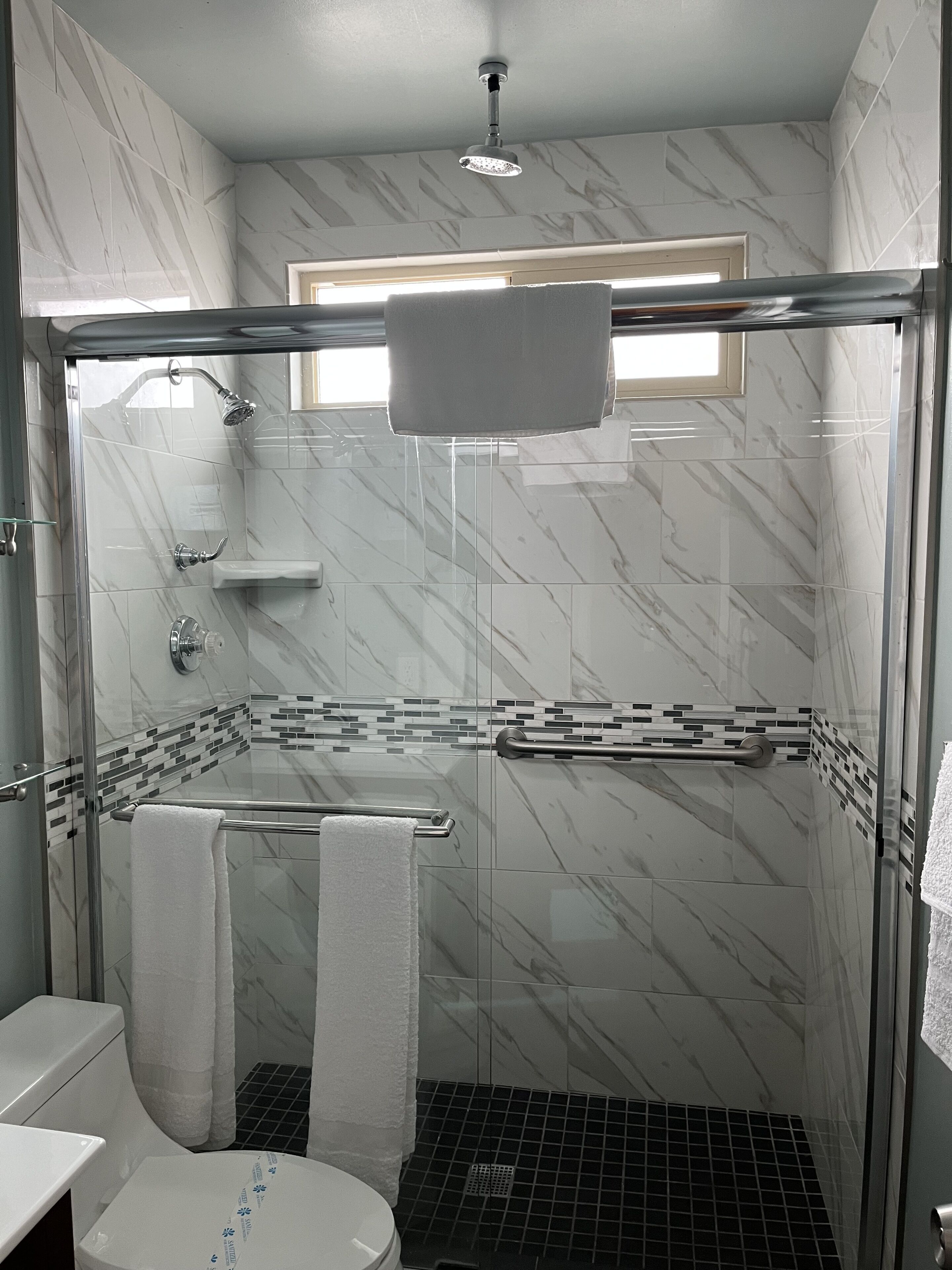 Dusche, kostenlose Toilettenartikel, Handtücher, Seife