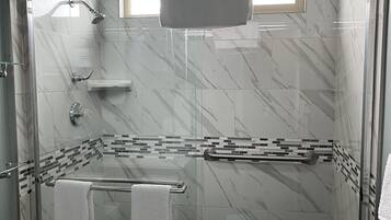 Dusche, kostenlose Toilettenartikel, Handtücher, Seife