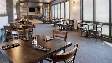 2 restaurantes; se sirven desayunos