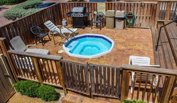 A backyard with a hot tub, a grill, and outdoor seating. - Hollywood Sands Resort (Hollywood)