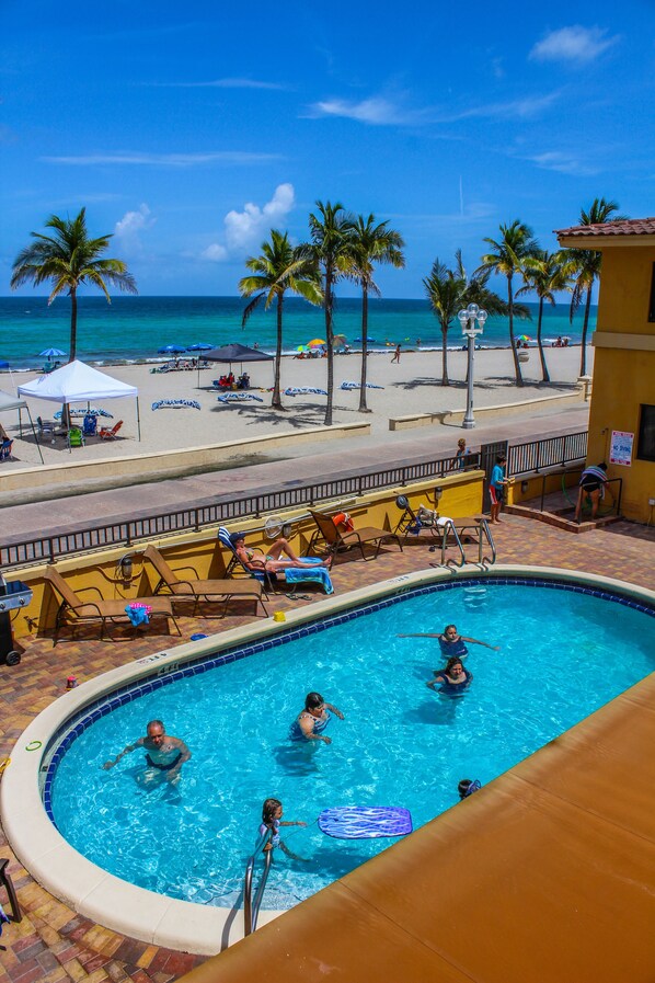 Outdoor pool - Hollywood Sands Resort (Hollywood)