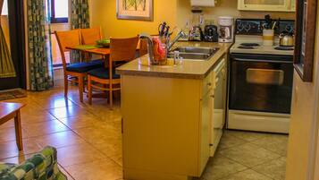 Apartment, 1 Bedroom (East) | Private kitchen