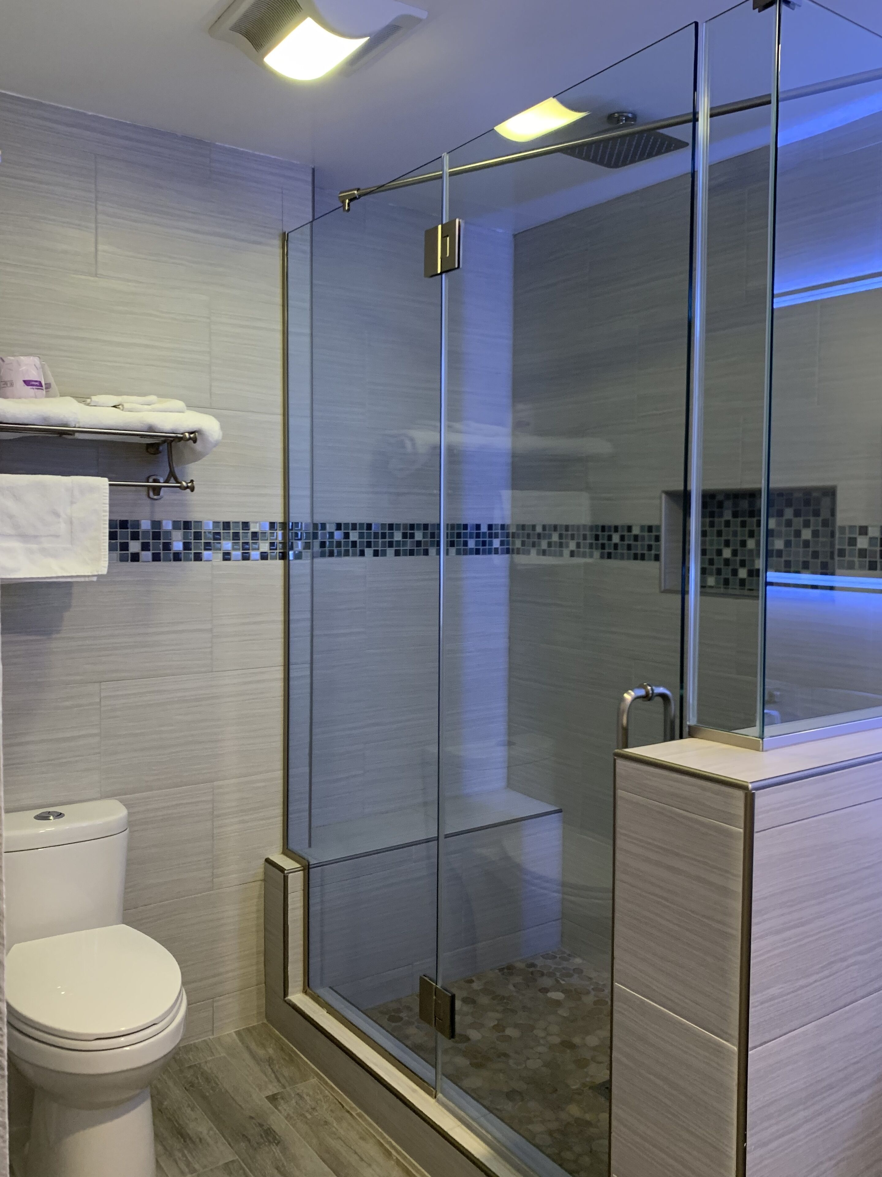 Queen Bed, Non Smoking with Fireplace | Bathroom shower