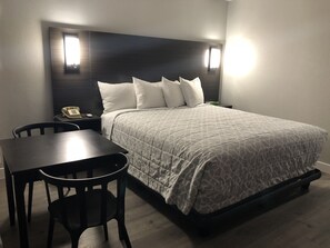 King Bed, Non Smoking with Fireplace | Blackout curtains, iron/ironing board, free WiFi, bed sheets - Sakura Inn (Glendale)