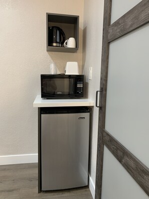 Deluxe Room, 1 King Bed, Non Smoking | Blackout drapes, iron/ironing board, free WiFi, bed sheets