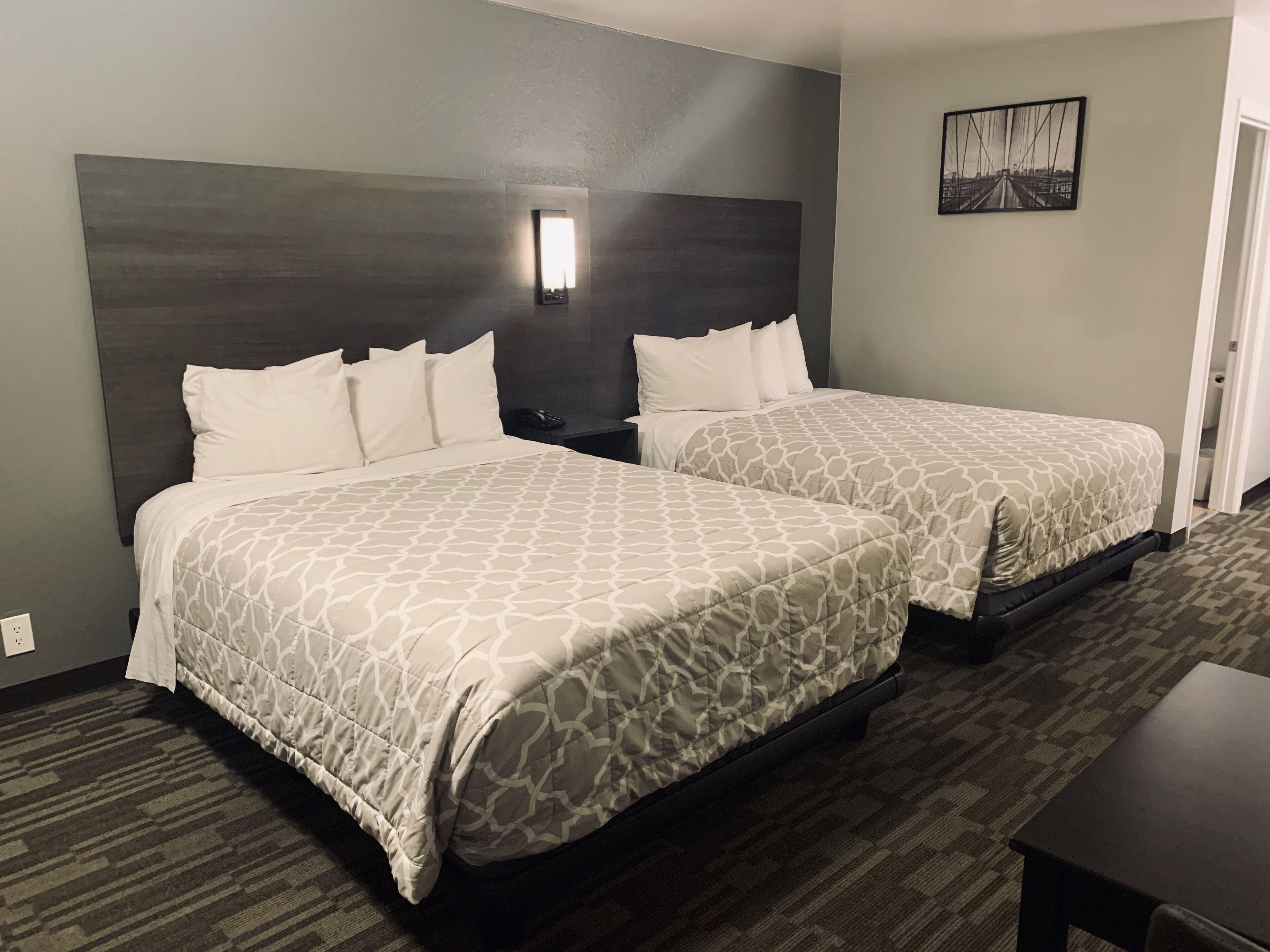 2 Queen Beds, Non Smoking | Tende oscuranti, ferro/asse da stiro, Wi-Fi gratuito, lenzuola