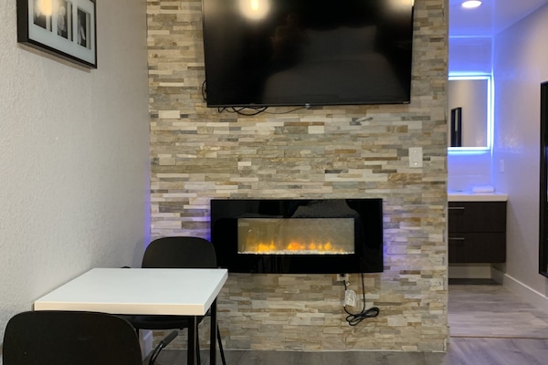 Queen Bed, Non Smoking with Fireplace | Cortinas blackout, ferros/tábuas de passar roupa, Wi-Fi de cortesia