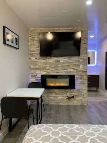 Queen Bed, Non Smoking with Fireplace | Blackout drapes, iron/ironing board, free WiFi, bed sheets