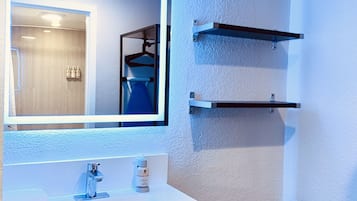 Deluxe Room, 1 King Bed, Non Smoking | Bathroom | Combined shower/tub, hair dryer, towels, soap