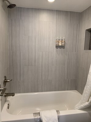 Standard Room, 1 King Bed, Non Smoking | Bathroom | Combined shower/tub, hair dryer, towels, soap - Sakura Inn (Glendale)