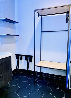 Deluxe Room, 1 King Bed, Non Smoking | Bathroom | Combined shower/bathtub, hair dryer, towels, soap - Sakura Inn (Glendale)
