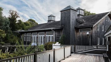 Ein Holzgebäude mit Balkon und Zaun.
