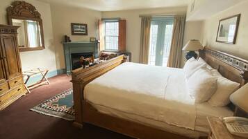 Camera, 1 letto king | Tende oscuranti, ferro/asse da stiro, Wi-Fi gratuito, lenzuola