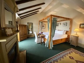 高级房, 1 张特大床 | 遮光窗帘、熨斗/熨衣板、免费 WiFi、床单