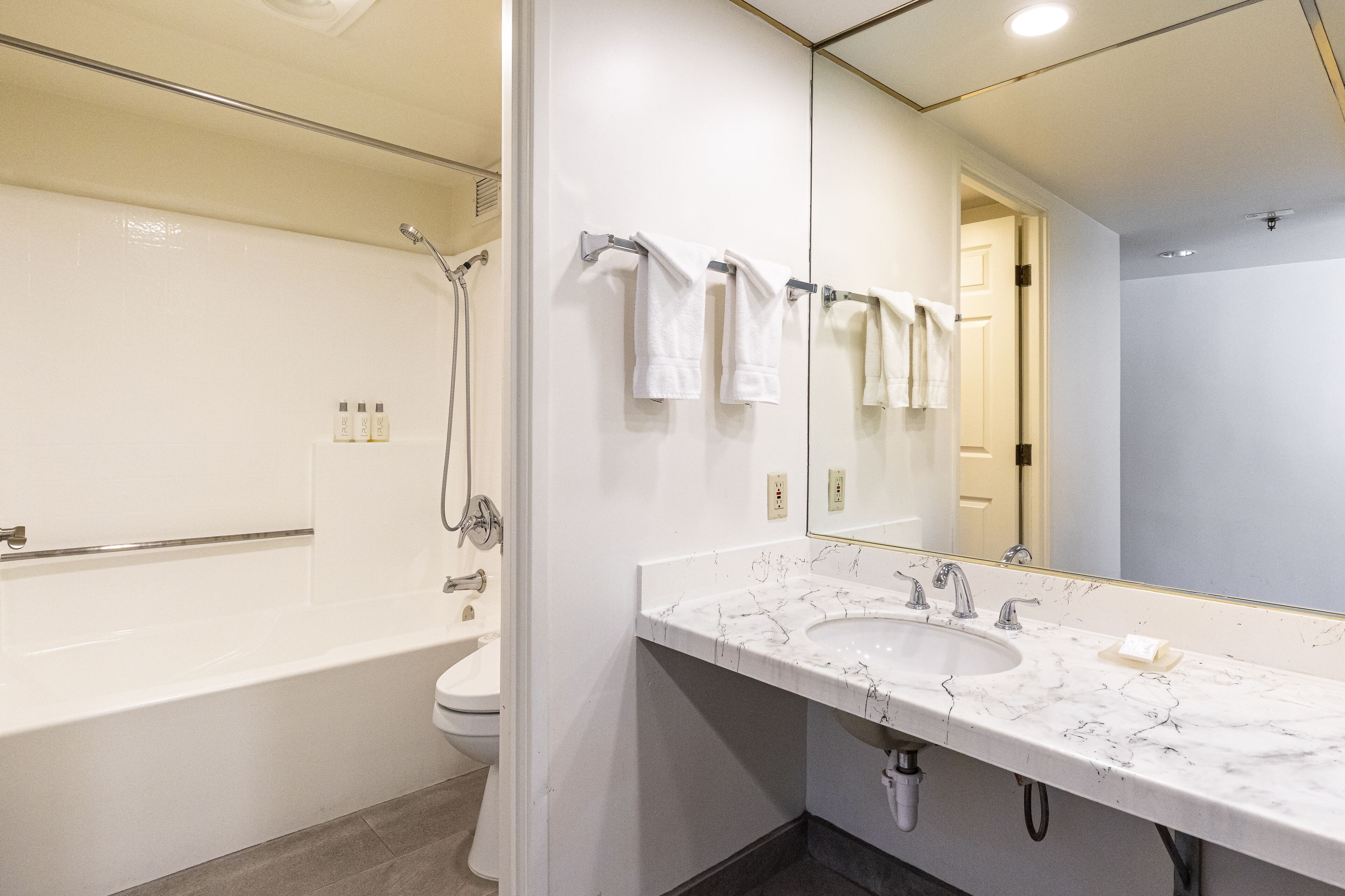 combined shower/bathtub, hair dryer, bidet, towels