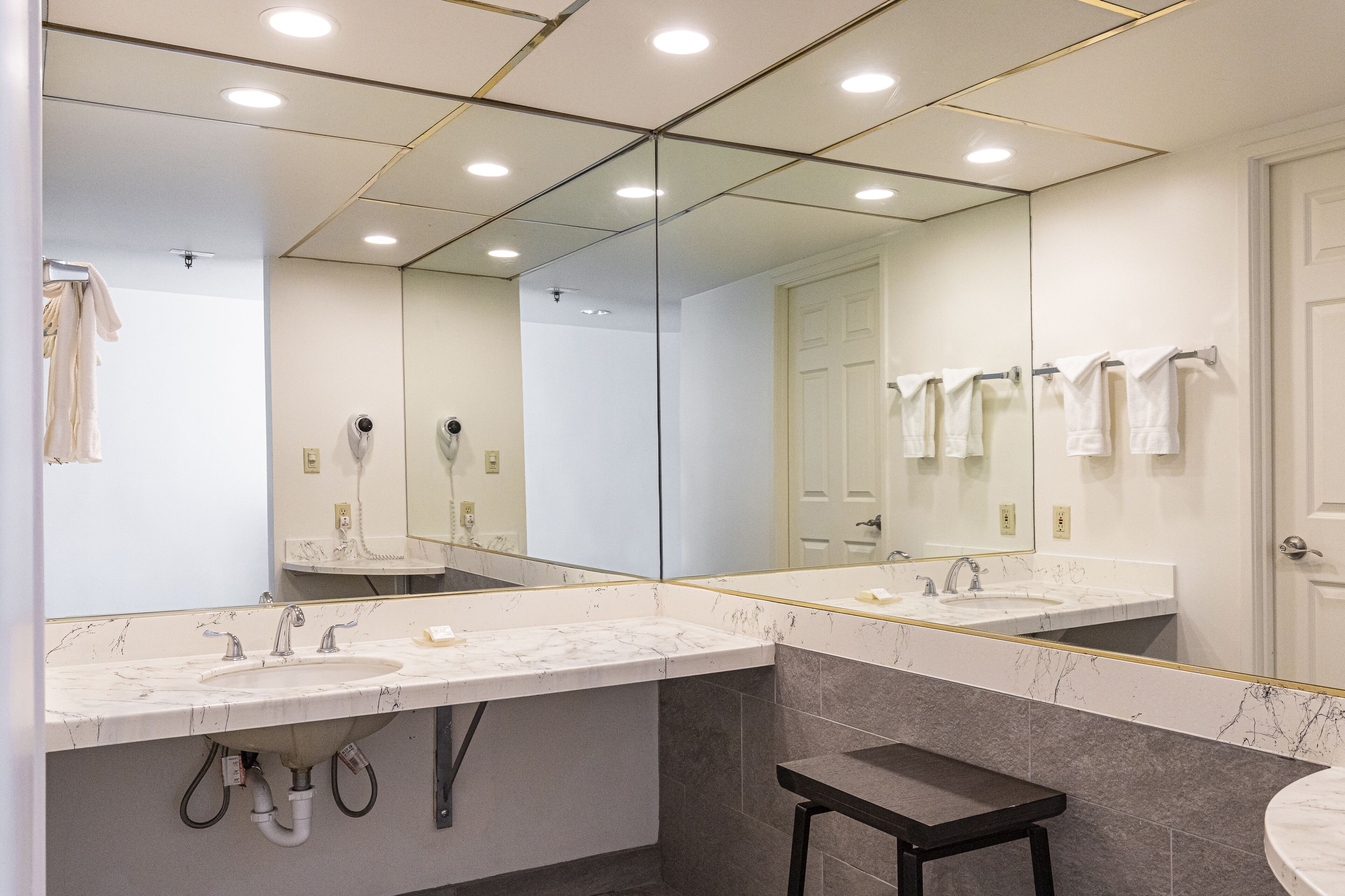 combined shower/bathtub, hair dryer, bidet, towels