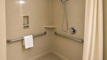 Duschwanne, kostenlose Toilettenartikel, Haartrockner, Handtücher