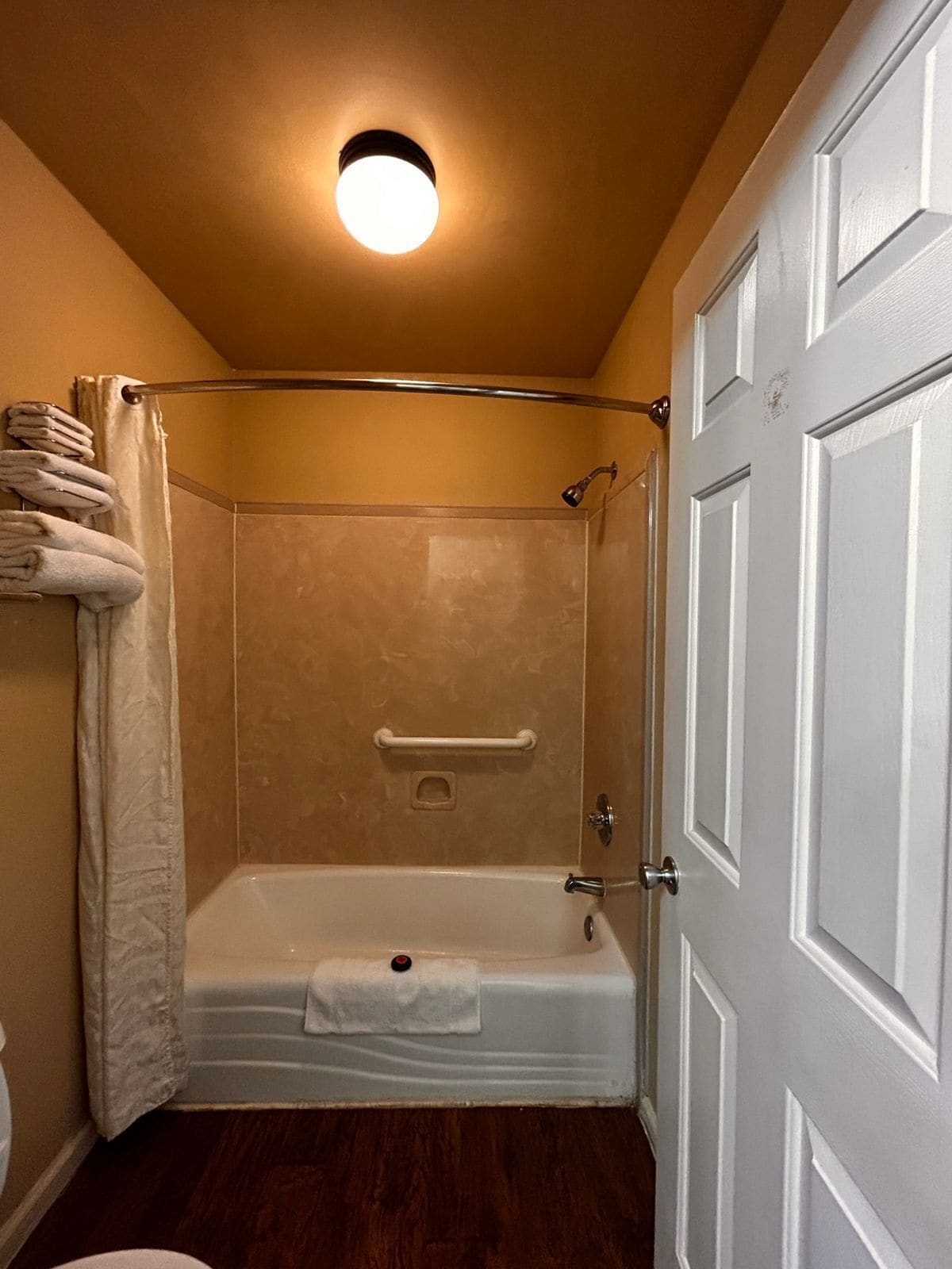 Combined shower/bathtub, free toiletries, hair dryer, towels