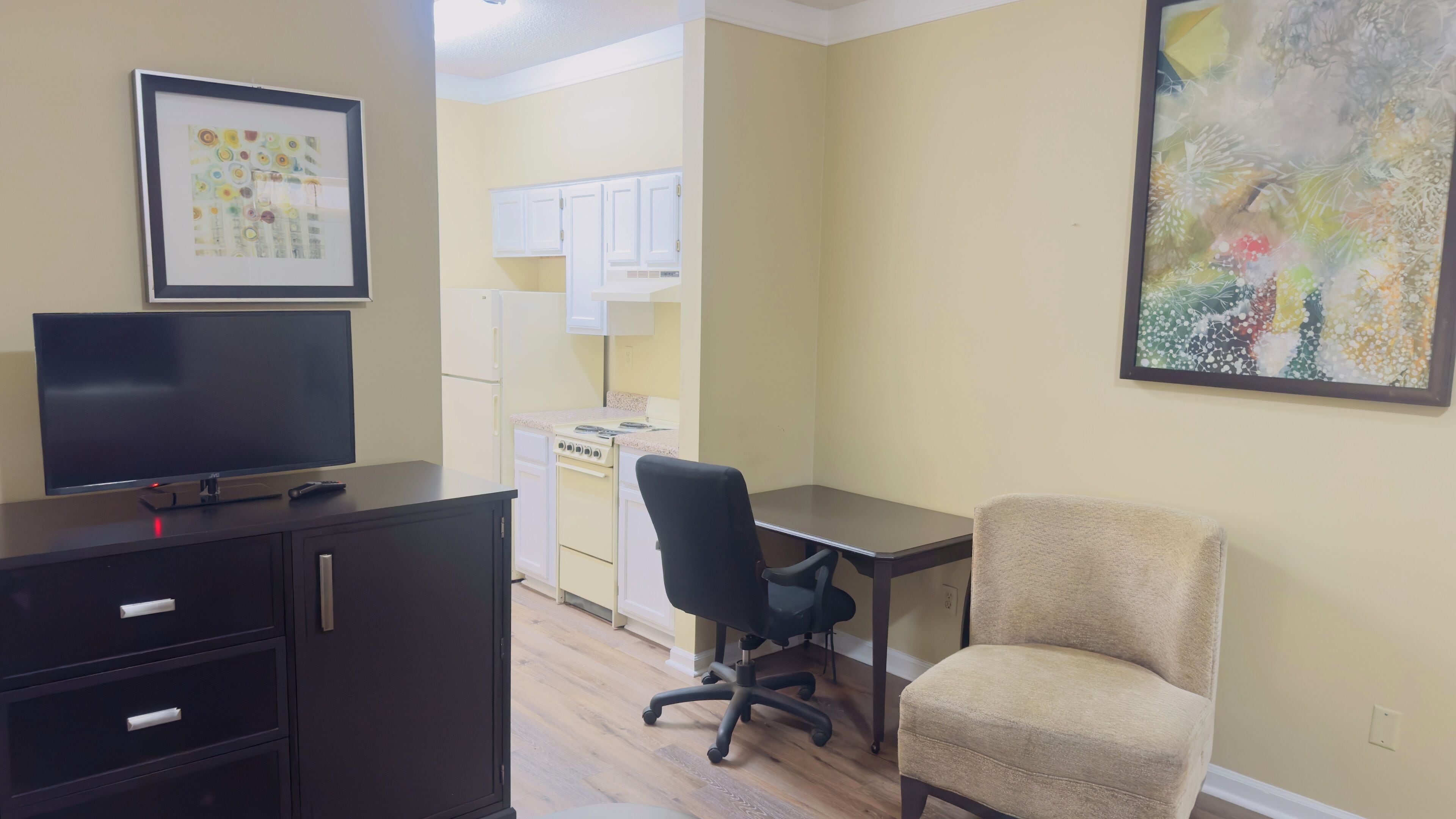 suite, 1 king bed, non smoking, kitchen (pets not allowed) | living area | tv