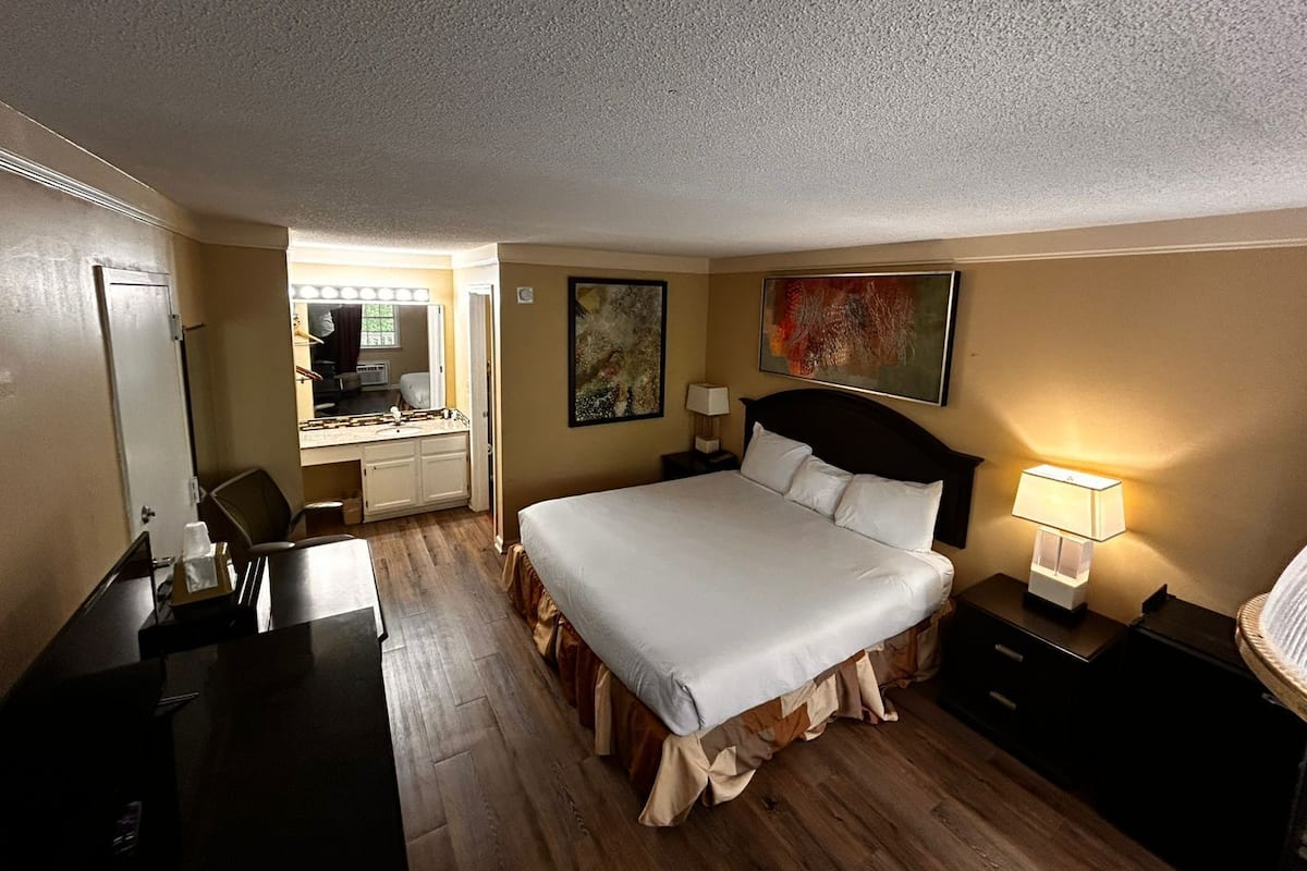 Iron/ironing board, free WiFi, bed sheets