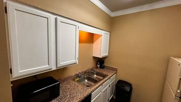 Apartment, 1 King Bed, Kitchen | Private kitchenette | Mini-fridge, microwave, coffee/tea maker