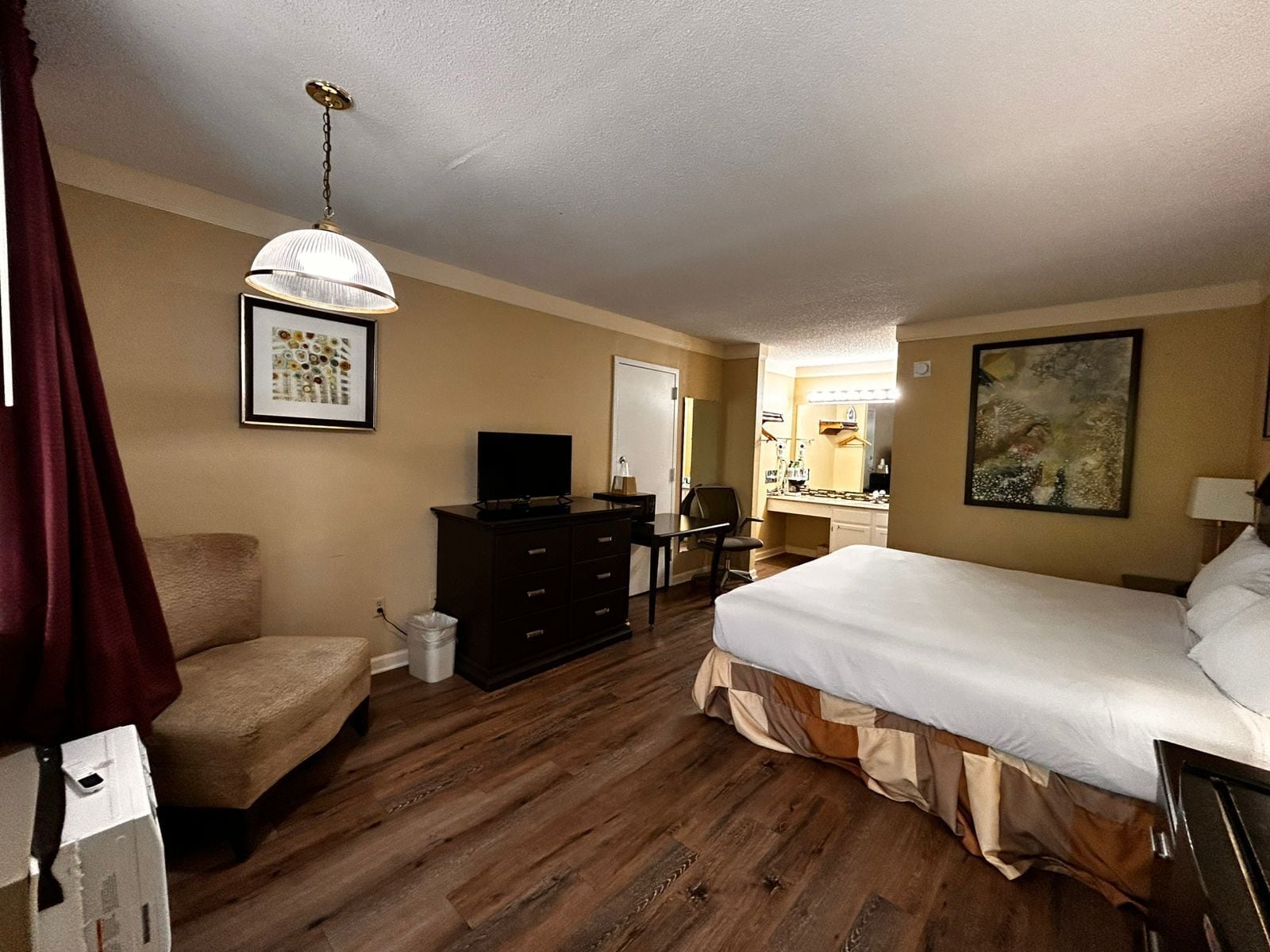 Iron/ironing board, free WiFi, bed sheets