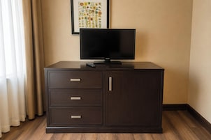 Tabla de planchar con plancha, wifi gratis y ropa de cama