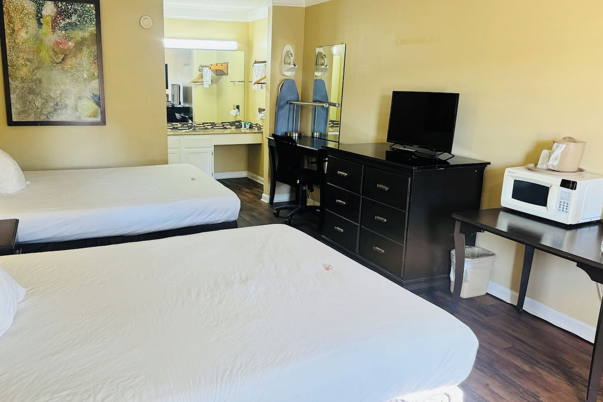 Tabla de planchar con plancha, wifi gratis y ropa de cama