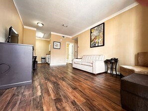 Suite, 2 chambres, cuisinette | Fer et planche à repasser, accès au Wi-Fi (inclus), literie fournie