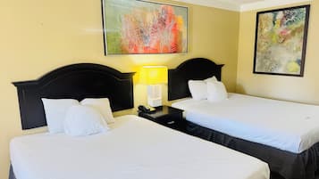 Chambre double, 2 grands lits, non-fumeur, animaux de compagnie acceptés | Fer et planche à repasser, accès au Wi-Fi (inclus), literie fournie