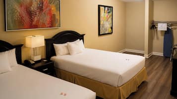 Tabla de planchar con plancha, wifi gratis y ropa de cama