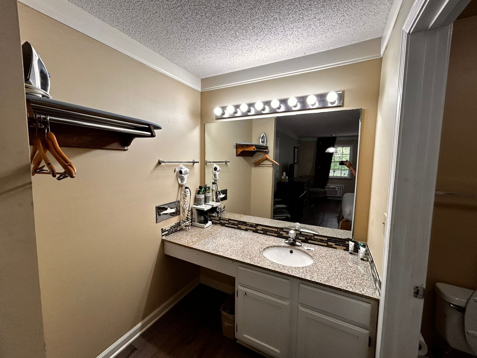 Ensemble baignoire-douche, articles de toilette (gratuits)