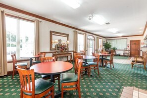Free daily continental breakfast  - Plantation Oaks Suites & Inn Millington (Millington)