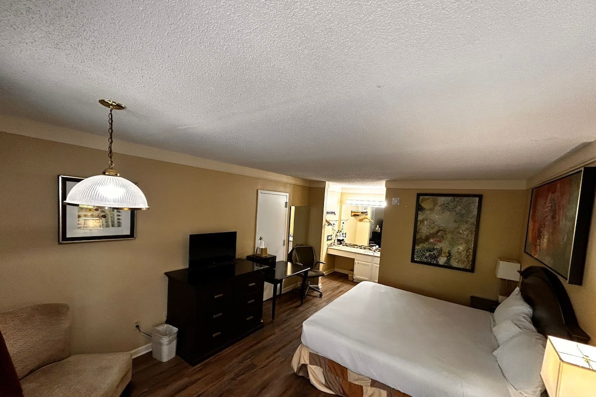 Iron/ironing board, free WiFi, bed sheets