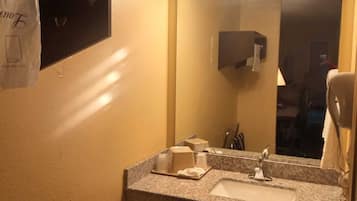 Standard Double Room, 2 Double Beds | Bathroom