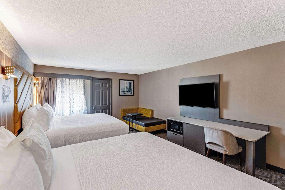 Suite, para no fumadores, vista a la montaña (Jetted Tub, 2 King Beds) | Ropa de cama de alta calidad, edredón y escritorio