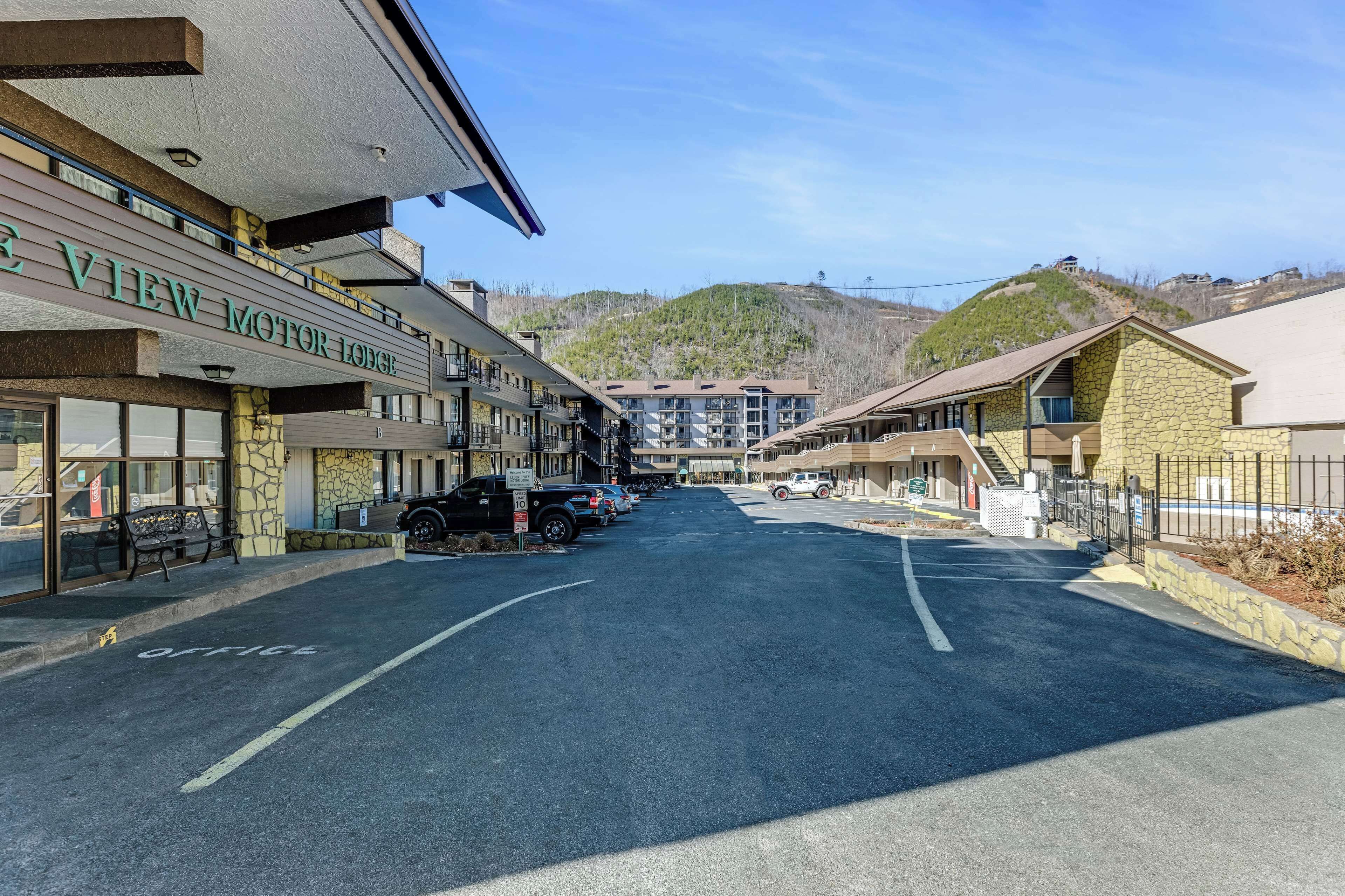 A street view of a motel with a sign reading "VIEW MOTOR LOBOE".