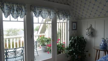 Standard Room, 1 Katil Ratu (Queen), Non Smoking (Whale Watch) | Bilik Mandi | Kelengkapan dandanan diri percuma, pengering rambut, jubah mandi