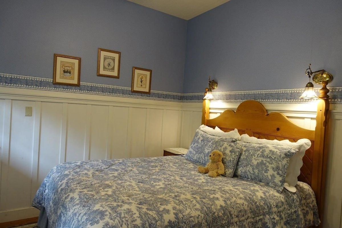 Standard Room, 1 Queen Bed, Non Smoking (Otter Cove) | Rollaway beds (surcharge), WiFi (free), bed sheets