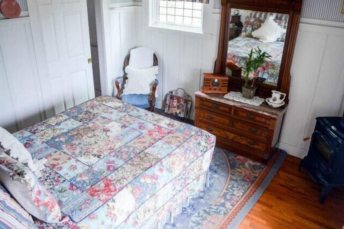 Standard Room, 1 Queen Bed, Non Smoking (Cape Cod) | Rollaway beds (surcharge), WiFi (free), bed sheets