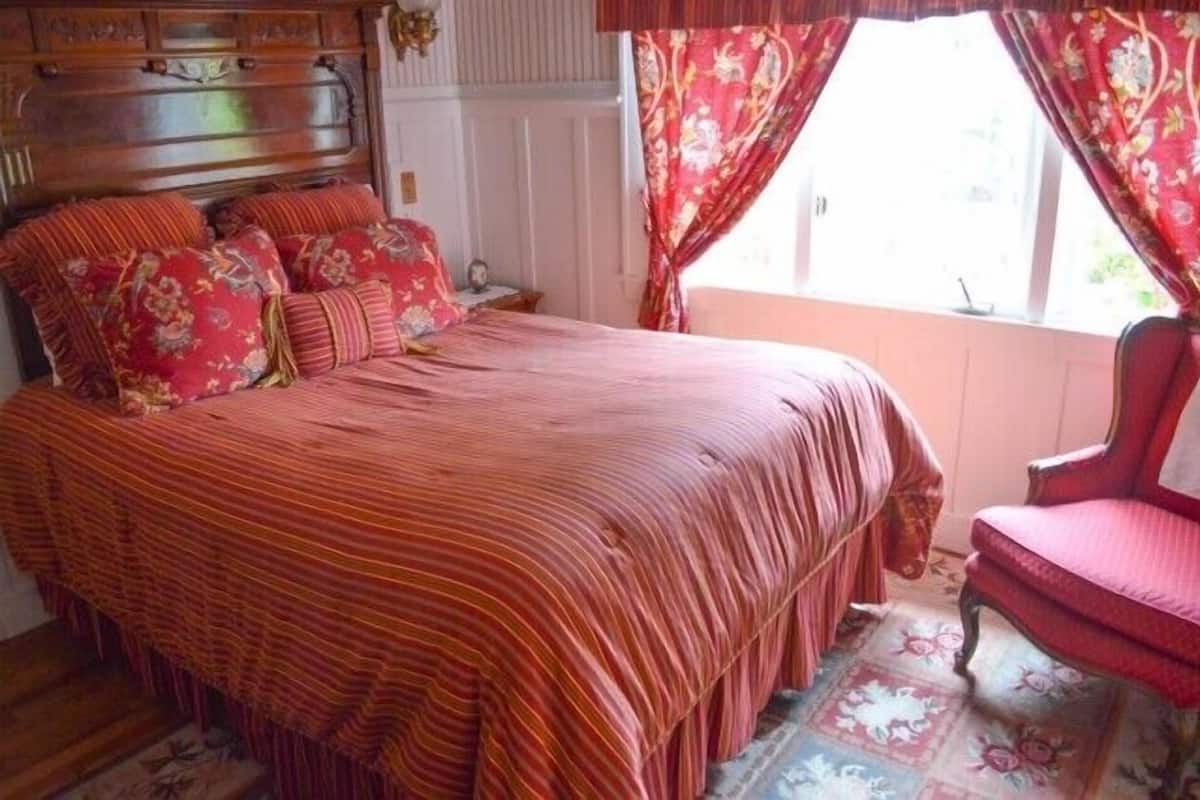 Standard Room, 1 Queen Bed, Non Smoking (Newport) | Rollaway beds (surcharge), WiFi (free), bed sheets